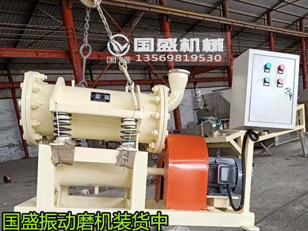 單筒磨粉機發(fā)貨裝車(chē) 單筒磨粉機發(fā)貨裝車(chē)